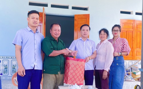 Trưởng ban Tuyên Giáo Huyện uỷ thăm, tặng quà gia đình chính sách người có công với cách mạng