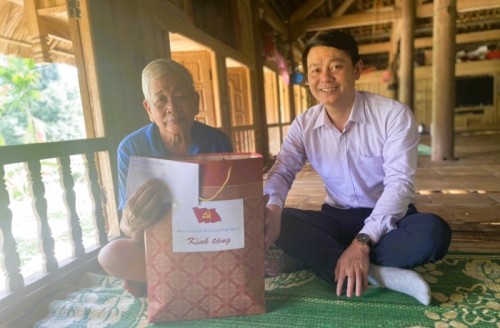 Chủ nhiệm Ủy ban kiểm tra Huyện ủy, Nguyễn Trung Nguyên thăm, tặng quà các gia đình chính sách tại xã Đông Thành