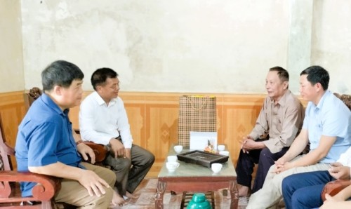Phó Bí thư Thường trực Huyện uỷ Bắc Quang thăm hỏi và tặng quà các gia đình chính sách người có công tại xã Vĩnh Phúc