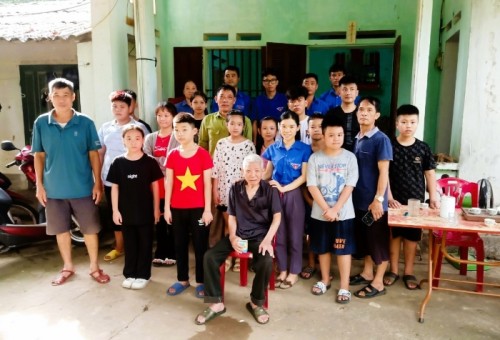  Đoàn xã Việt Vinh giúp đỡ gia đình người có công tại thôn Nậm Buông