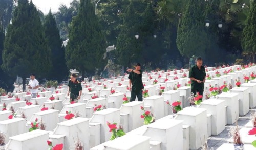 Hôi Cựu chiến binh Xã Vĩnh Hảo viếng nghĩa trang liệt sĩ Quốc gia Vị Xuyên