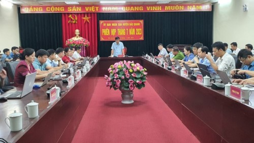 Chủ tịch UBND huyện Phùng Viết Vinh kết luận phiên họp