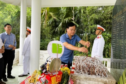 Chủ nhiệm UBKT Tỉnh ủy Trần Quang Minh dâng hương tưởng niệm các Anh hùng liệt sĩ tại xã Hùng An