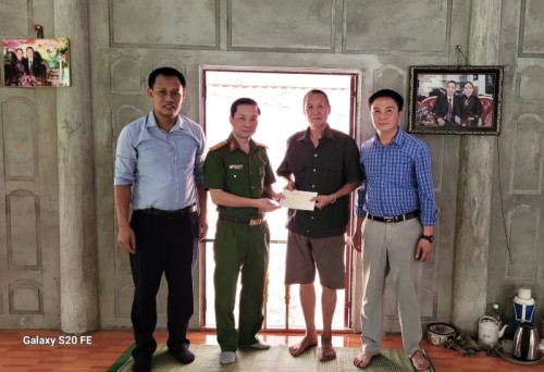 Trưởng Công an huyện thăm, tặng quà các hộ gia đình chính sách tại xã Kim Ngọc