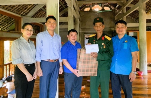 Chủ tịch Uỷ ban Mặt trận Tổ quốc huyện thăm, tặng quà các gia đình chính sách người có công tại xã Quang Minh và Vô Điếm