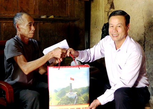 Chủ tịch UBND tỉnh Nguyễn Văn Sơn tặng quà gia đình chính sách tại Đồng Văn
