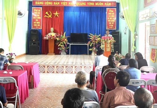 Ban Tuyên giáo Huyện uỷ Bắc Quang trao tủ sách cho Chi bộ thôn Tân An xã Hùng An