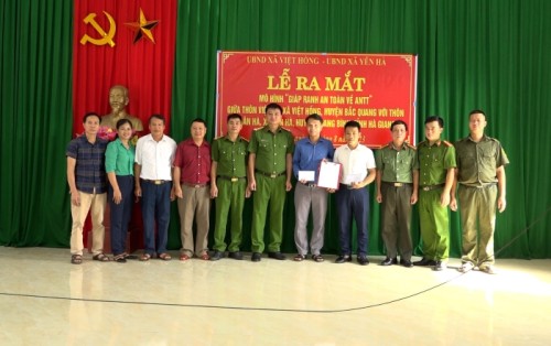 Lãnh đạo công an 2 huyện Bắc Quang và Quang bình trao quyết định cho ban chỉ đạo mô hình