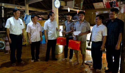 Đồng chí Bí thư Huyện ủy Bắc Quang trao cho các hộ gia đình đi đầu trong việc bàn giao mặt bằng
