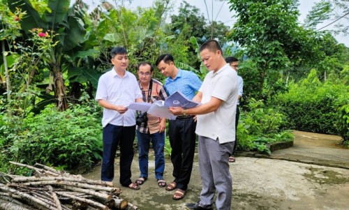  Phó Chủ tịch UBND huyện Nguyễn Đàm Thuyên kiểm tra các hộ gia đình xây dựng trên đất nông nghiệp thuộc diện tích đất thu hồi để thực hiện Dự án cao tốc Tuyên Quang - Hà Giang (giai đoạn 1) địa bàn xã Hùng An