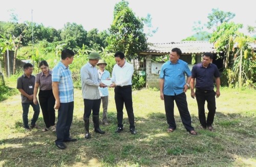 Đồng chí Nguyễn Thế Bình Giám đốc Sở GD&ĐT làm việc tại xã Đồng Tiến huyện Bắc Quang