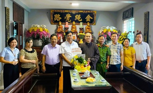Chủ tịch UBND huyện Bắc Quang Phùng Viết Vinh tặng quà tại Chùa Thiên Ân