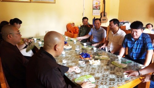 Phó Chủ tịch Thường trực UBND huyện Bắc Quang thăm tặng quà Ban trị sự Chùa Quán Thế Âm