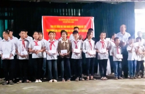 Chi hội khuyến học thôn Chúa, xã Quang Minh Biểu dương, trao thưởng học sinh, sinh viên có thành tích cao năm học 2022-2023
