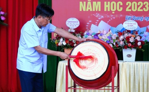 Trường THCS Nguyễn Huệ khai giảng năm học mới