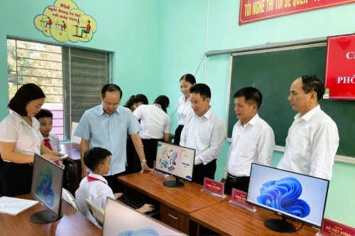 Nhóm Cốm Việt Bắc Quang trao tặng máy tính cho trường Trường TH&THCS xã Tân Thành