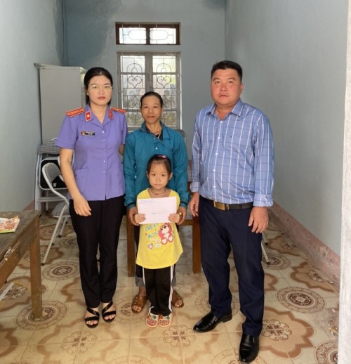 Viện kiểm sát nhân dân huyện Bắc Quang hỗ trợ cho trẻ em bị bệnh hiểm nghèo