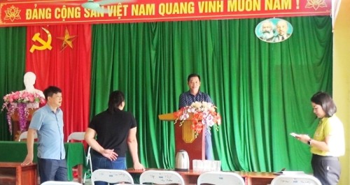 Phó Chủ tịch UBND huyện Bắc Quang Ngô Văn Hiếukiểm tra các hạng mục văn hóa tại xã Vô Điếm