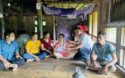 Phòng Lao động - TBXH huyện Bắc Quang trao tiền trợ địa chỉ nhân đạo