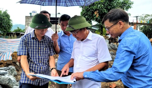 Chủ tịch UBND huyện Phùng Viết Vinh kiểm tra tiến độ thực hiện các tiêu chí xây dựng nông thôn mới tại xã Hữu Sản