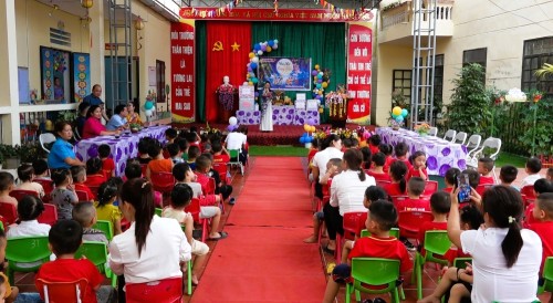 Phó Chủ tịch HĐND huyện Nguyễn Công Viên tặng quà tết Trung thu trường Mầm Non Bằng Hành