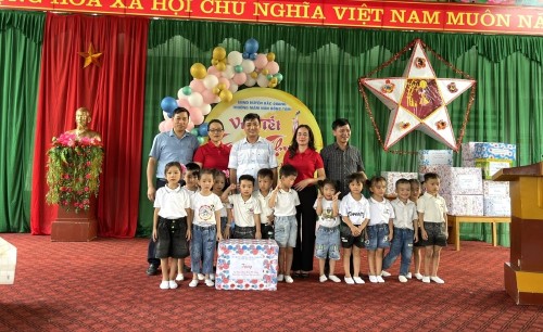 Phó Chủ tịch UBND huyện Nguyễn Đàm Thuyên tặng quà Tết Trung thu tại xã Đồng Tâm