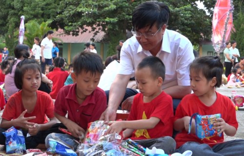 Đồng chí Phùng Viết Vinh-Phó Bí thư Huyện uỷ, Chủ tịch UBND huyện dự Tết trung thu tại trường Tiểu học Kim Ngọc
