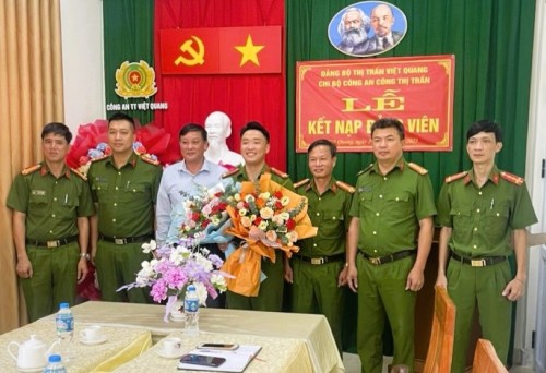Chi bộ Công an thị trấn Việt Quang: Kết nạp đảng viên mới