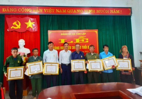Đảng ủy xã Tân Lập tổ chức Lễ trao tặng Huy hiệu Đảng cho đảng viên