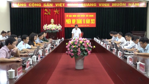 chủ tịch UBND huyện Phùng Viết Vinh kết luận phiên họp