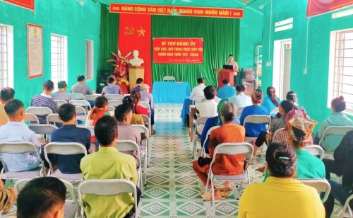 Bí thư Đảng ủy xã Việt Hồng tiếp xúc đối thoại với nhân dân thôn Việt Thành