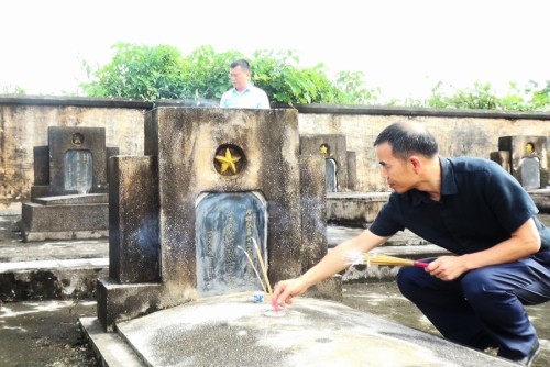Đoàn tham tán Đại sứ quán Trung Quốc thăp hương tưởng niệm tại Nghĩa trang Liệt sĩ Trung Quốc xã Tân Quang.