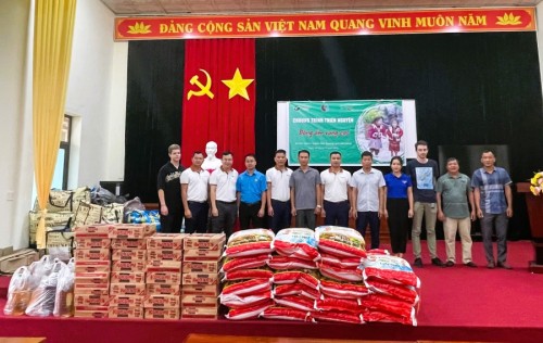 Công đoàn và Chi đoàn Sở Tài nguyên và Môi trường tỉnh Hà Giang thăm và tặng quà cho các hộ nghèo tại xã Tân Thành