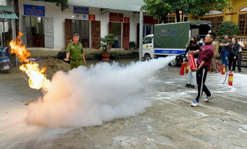 Tập huấn phòng cháy chữa cháy cho hộ sản xuất, kinh doanh kết hợp nhà ở tại thị trấn Việt Quang