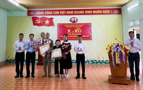 Đảng ủy xã Việt Vinh trao huy hiệu Đảng cho đảng viên đợt mùng 7 tháng 11 năm 2023