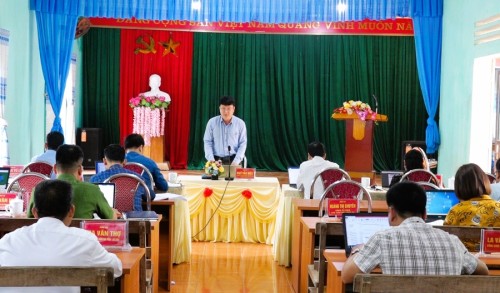 Ảnh  Đoàn công tác số 10 huyện Bắc Quang làm việc tại xã Đức Xuân