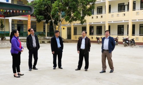 Đoàn công tác của huyện thẩm tra các tiêu chí nông thôn mới tại xã Hữu Sản