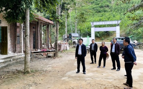 Đoàn công tác của huyện thẩm tra đánh giá kết quả các tiêu chí NTM tại xã Đông Thành