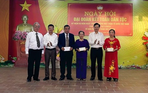 Chủ nhiệm Ủy Ban kiểm tra Tỉnh ủy dự ngày hội Đại đoàn kết tại thị trấn Việt Quang