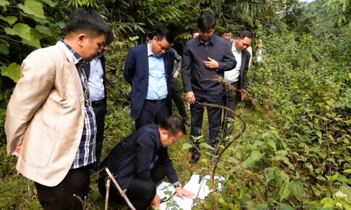 Đồng chí Hoàng Gia Long khảo sát công trình thôn Thượng xã Bằng Hành