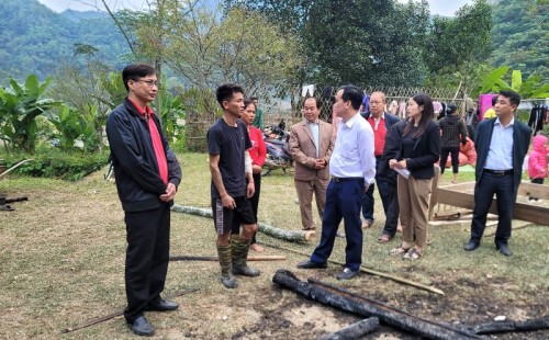 Phó Chủ tịch HĐND huyện Nguyễn Công Viên thăm hỏi trao hỗ trợ gia đình hỏa hoạn xã Hữu Sản