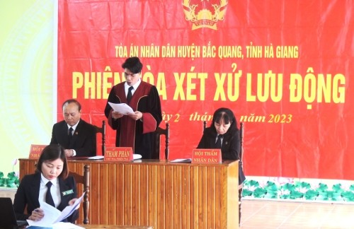Tòa án nhân dân huyện Bắc Quang xét xử lưu động vụ án ma túy tại xã Việt Vinh