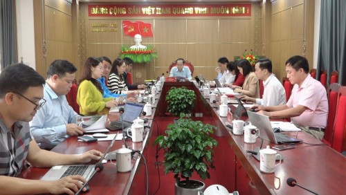 Bí thư Huyện uỷ, chủ tịch HĐND huyện Hà Việt Hưng chủ trì phiên họp