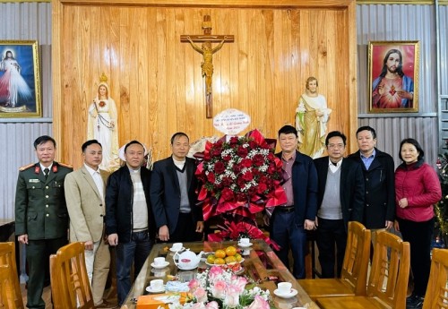 Lãnh đạo huyện Bắc Quang thăm và tặng quà nhân dịp Lễ Giáng sinh năm 2023