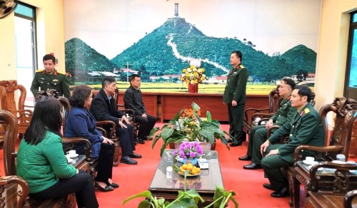 Phó Bí thư Thường trực Huyện ủy tặng hoa chúc mừng BCH Quân sự huyện nhân ngày thành lập Quân đội nhân dân Việt Nam