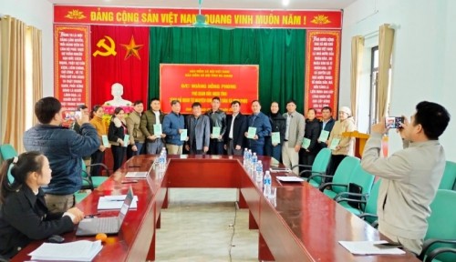 Giám đốc BHXH tỉnh Hà Giang làm việc và tặng sổ BHXH cho người dân xã vĩnh phúc