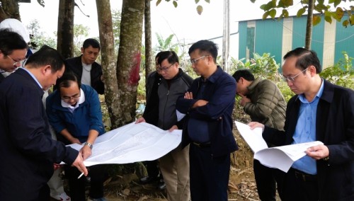 Lãnh đạo Sở Tài nguyên và Môi trường kiểm tra bản đồ Dự án Đường Cao tốc Tuyên Quang   Hà Giang