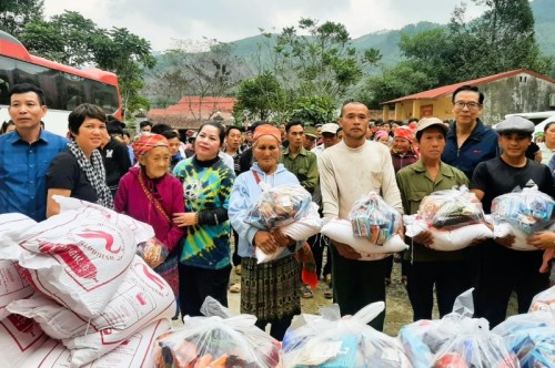 Nhóm Thiện nguyện Thành phố Hà Nội tặng quà cho các hộ nghèo tại xã Đồng Tiến