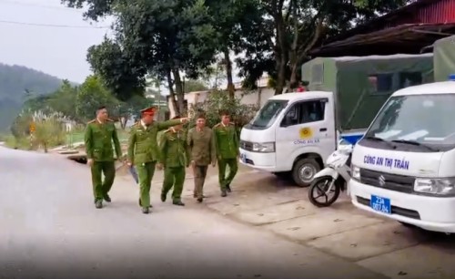 Công an Thị trấn Việt Quang và Công an xã Tân Trịnh tuần tra, kiểm tra địa bàn giáp ranh