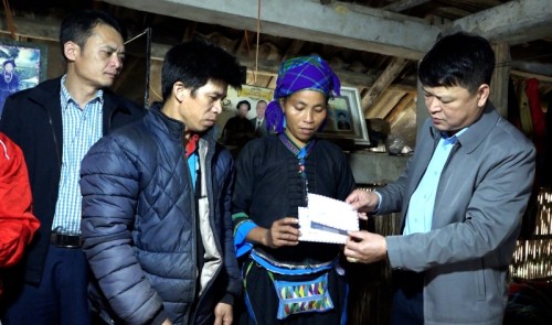 Lãnh đạo huyện Bắc Quang thăm hỏi gia đình có nạn nhân đuối nước tại xã Đồng Tâm